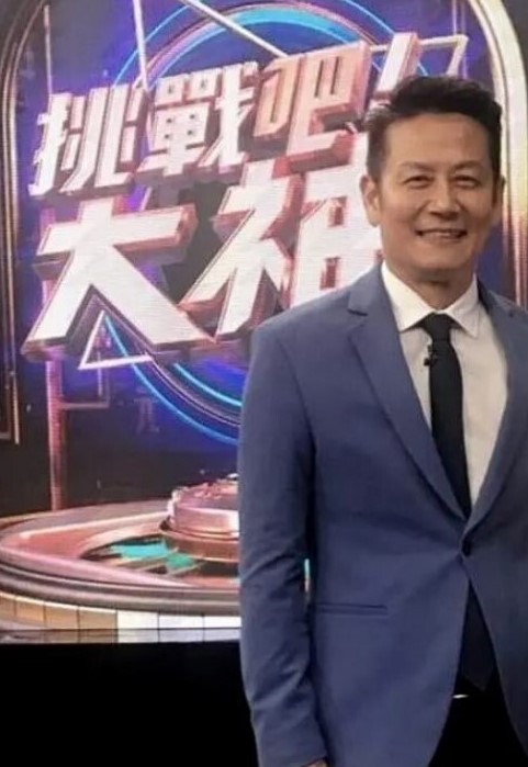 一群男女多人群P淫乱大战名场面大屌埋头深喉轮流骑上来操旁边妹妹观众扛起双腿狠干 - 极品御姐海报